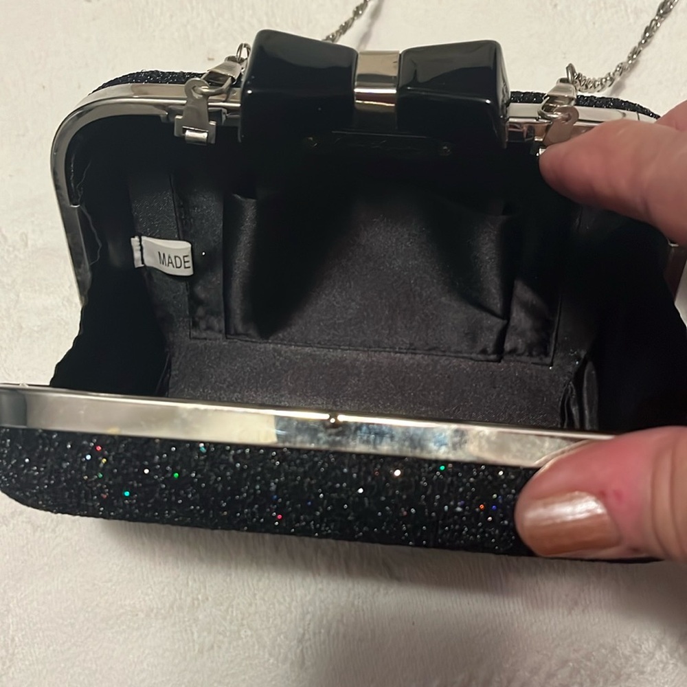 Super cute black clutch with black bow clasp with chain for shoulder wear - Picture 4 of 6